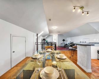 Private 2bdrm unit with ensuite Laundry - U5A - Burlington - Dining room