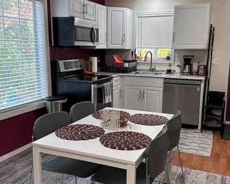 Modern, Spacious, and Private 1BR Suite - Corvallis - Keuken