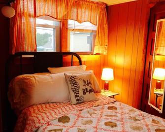 Charming 1924 Cottage by the Sea Available 8/15 -12/14 see details - Marshfield - Bedroom