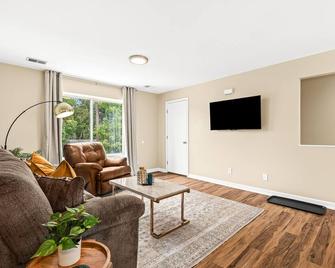 New! Comfy 1BR Upper Flat near Downtown Roseville - Roseville - Living room