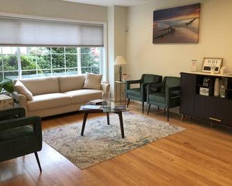 Spacious 4 Bedroom House with Parking, near local hospitals and stadiums - Queens - Living room