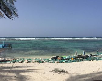 Snorkelers & Divers Paradise-Cayman Brac-2 Bedroom On Beach With Deck - Cayman Brac - Beach