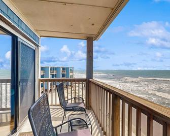 Oceanfront Topsail Reef condo with fast AC & WiFi - beach access & tennis - Sneads Ferry - Balcony