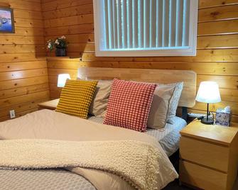 Whispering Pines Farmhouse - Redmond - Bedroom