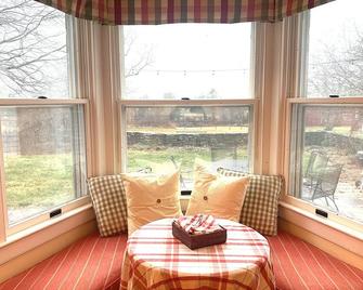 Cozy, spacious, New England Farmhouse close to Hotchkiss School & Lime Rock - Salisbury - Dining room