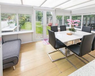 Cosy Family Home in Ruislip - Ruislip - Dining room