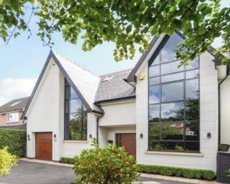 Luxury 5-Bedroom Retreat in the Heart of Cheshire - Altrincham - Building