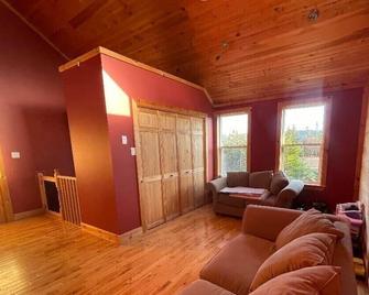 Executive Chalet 30 Mins From City Life Now With Hot Tub - Brigus - Living room