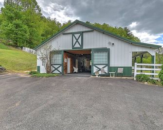Cross Creek Ranch located near Lake Watauga - Mountain City - Building