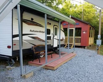 Riverside. Queen & Bunk bed-charcoal and firewood included. Pet friendly - Robbinsville - Innenhof