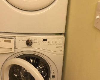 Cozy Waterfront 1-bedroom with WiFi and AC in charming Harriman - Harriman - Laundry facility