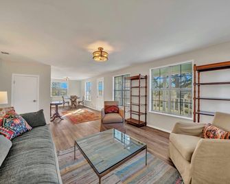 Morris Ranch - Fredericksburg - Phòng khách