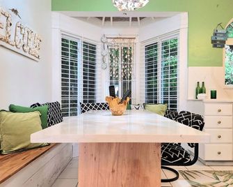 Amazing Location! Walk To Town, Beach & Dinner - Payment Required To Reserve - Ocho Rios - Dining room