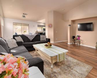 Phoenix central location spacious 4bd sleeps 8 - Phoenix - Living room