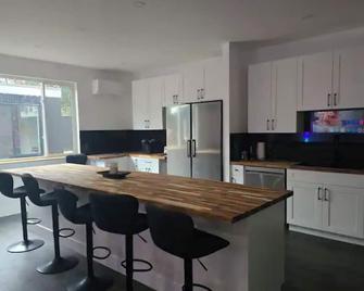 Charming 3-bedroom house with AC and WiFi in Duncan - Duncan - Cocina