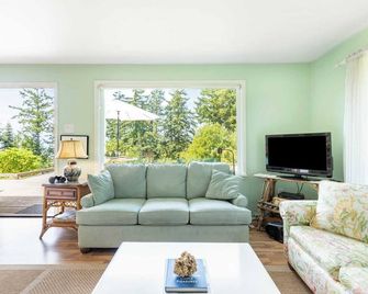 Comfy Coastal Cottage by AvantStay Mountain View - Freeland - Living room