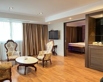 Hotel International Changwon - Changwon - Living room