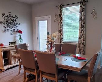 1 yr old Lake House 5 mins from Interstate I10 - Gonzales - Dining room