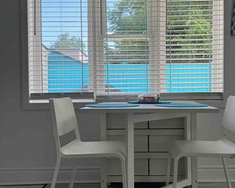 Studio Retreat in the Heart of Crystal Beach. Minutes from the beach - Crystal Beach - Dining room