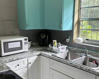 Miami Vibes 'Hostel-Like' Shared Room - North Miami - Cocina