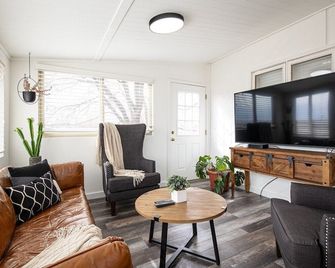 Boulder Farm Arcade5 Acre Open Air Arcade - Longmont - Living room