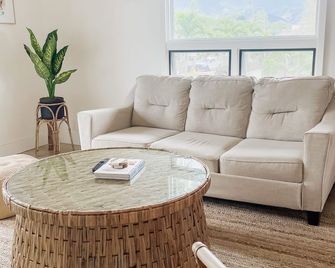 Ocean View Haleiwa Home - EPIC location steps from beach and downtown - Haleiwa - Sala de estar
