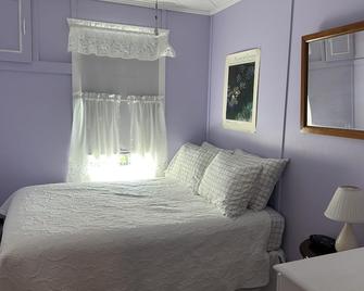 Classic Cottage by the Beach! - Fort Erie - Bedroom