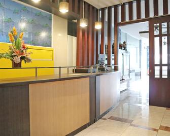 OYO 1673 M Authentic Kost Man - Padang - Front desk