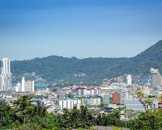 Patong Bay Hill Resort (Sha Plus+) - Patong - Näkymät ulkona