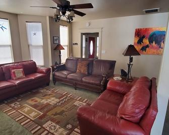 Cozy Mountain View home just blocks from center of town. - Silverton - Living room