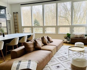 Luxury School House Retreat With Pool & Sauna - 1hr from Nyc - New Hampton - Living room