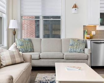 Park 201 Downtown in the Heart of Traverse City - Traverse City - Living room