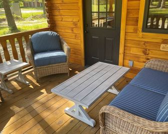 Mourning Dove, a luxurious Lancaster cabin in French, NY. - Clymer - Patio