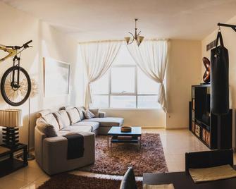 Exclusive Creek Bay Apartment - Ajman - Wohnzimmer