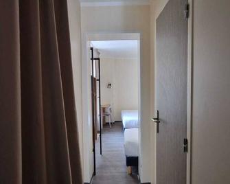 Hôtel D'Anjou - Levallois-Perret - Flur