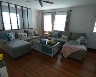 Immaculate Remodel on River for Overnights or STR - McMinnville - Sala de estar