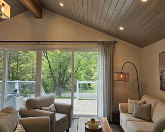 Muskoka River Retreat - Where Nature Meets Elevated Comfort - Bracebridge - Living room