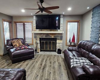 Cozy Pinecrest Lakefront Retreat w/ Deck & Kayaks - Pocono Pines - Living room
