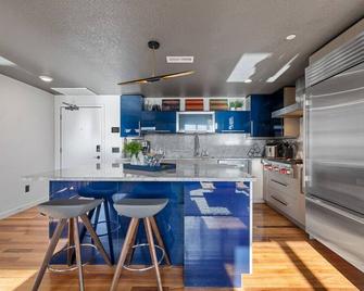 Iowa River Landing steps to Xtream Arena & Coralville Convention Center - Coralville - Cocina