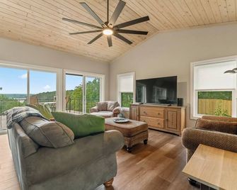 Brand new modern cabin with beautiful river view. - Eastman - Living room