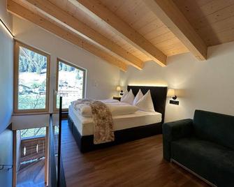 Apartment Pass Thurn, shower, WC, living/bedroom - Dorferwirt - Bramberg am Wildkogel - Schlafzimmer