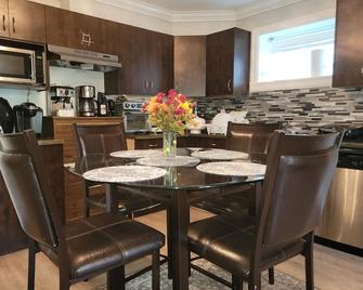 Oscar Inn &2 Bd Family Suite Separate Entr&kitchen - Abbotsford - Dining room