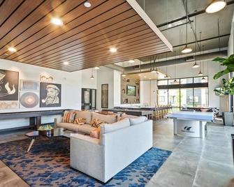 Modern Kitchen & In-Unit Laundry | Free Wifi | Near Fb - Menlo Park - Living room