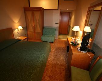 Nuovo Albergo - Chieti - Schlafzimmer