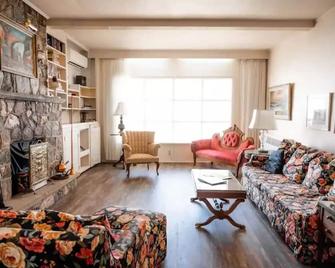 Best spot on Lake Nipissing + private beachfront + parking + close to downtown - North Bay - Living room