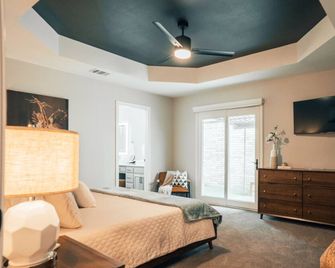 Tranquil Luxury Executive Patio Home perfect for temporary living! - Richardson - Bedroom