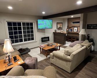 Country Farmhouse in beautiful Vale, Oregon. Perfect for your adventure trip. - Vale - Living room