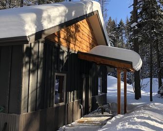 Logan Cabin - Private Outdoor Hot Tub - Glacier Country Cabins and Rec, Inc. - Hungry Horse - Building