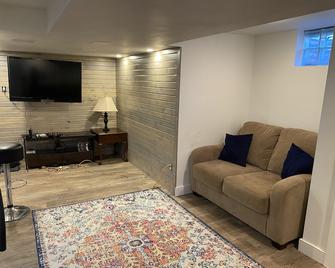 5 Bdrm Beautiful Home In Safe Neighborhood 7 Minute Drive To Lambeau - Allouez - Living room