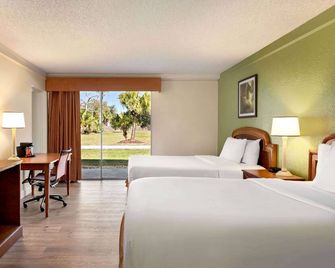 Baymont by Wyndham Intl Speedway/I-95/Daytona Beach - Daytona Beach - Bedroom